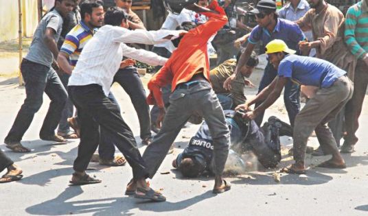 Rajshahi, Islami Chatra Shibir activists beat policeman with his helmet © Focus Bangla